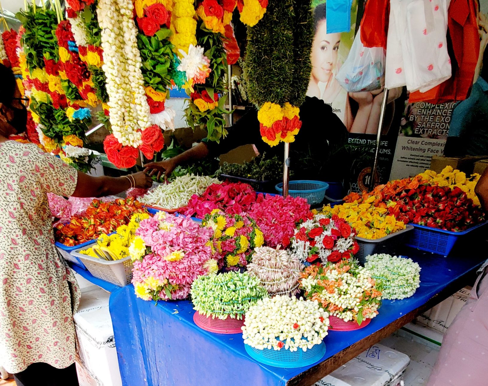 インド系スーパーでは普通の光景 ヒンドゥー教徒が利用する花 トゥインクル シンガポール上陸