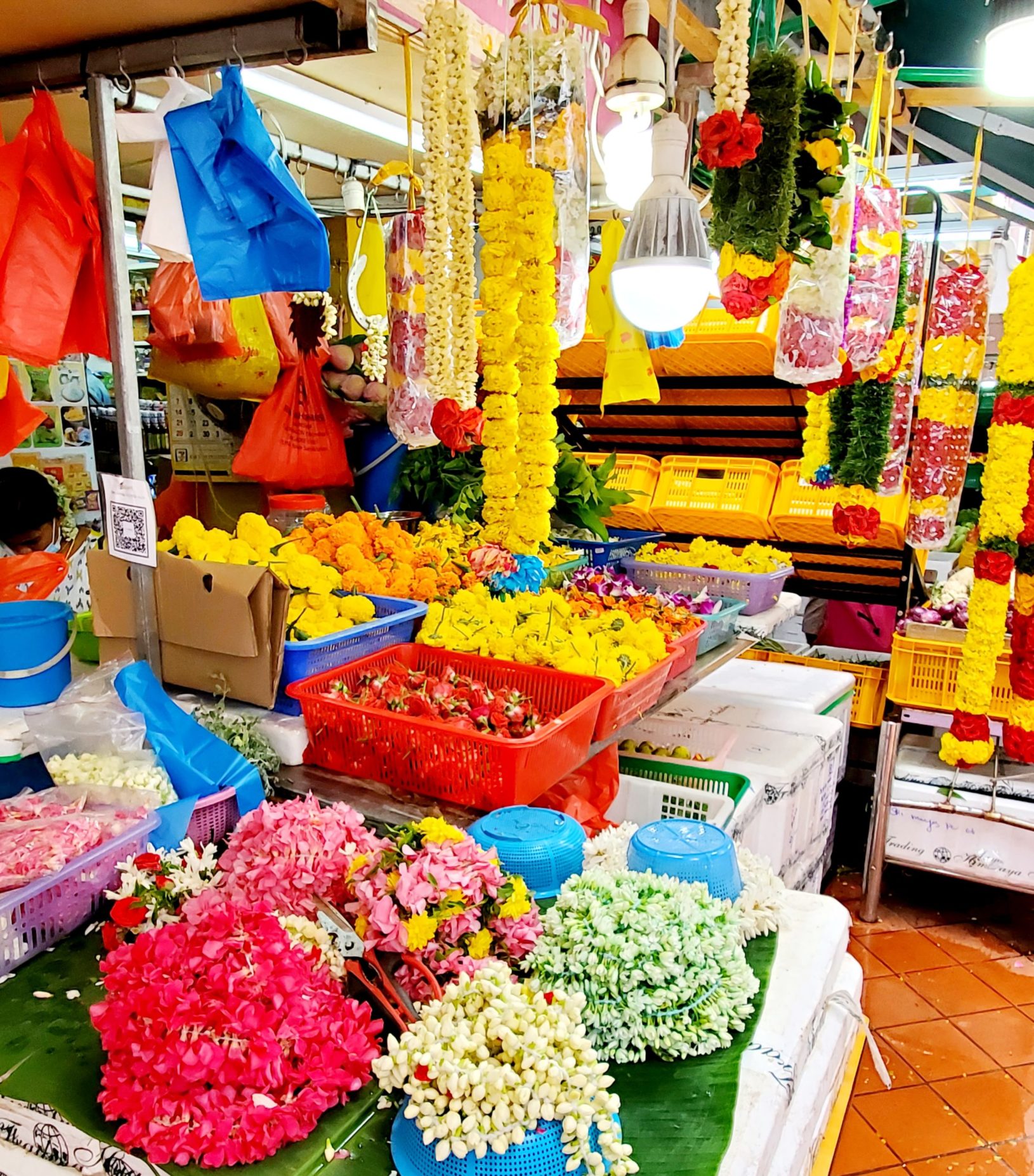 インド系スーパーでは普通の光景 ヒンドゥー教徒が利用する花 トゥインクル シンガポール上陸